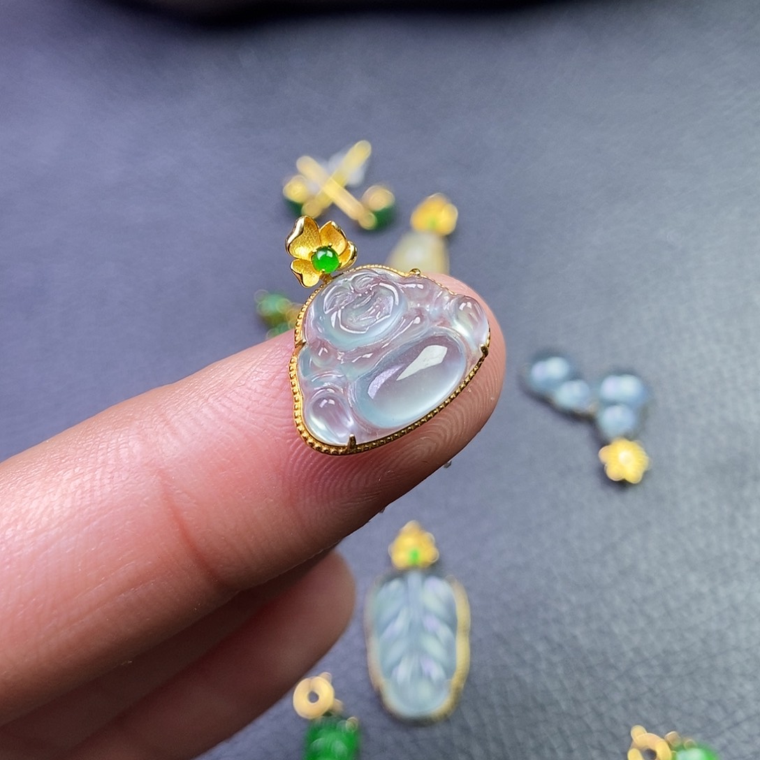 颈饰18K金镶嵌翡翠