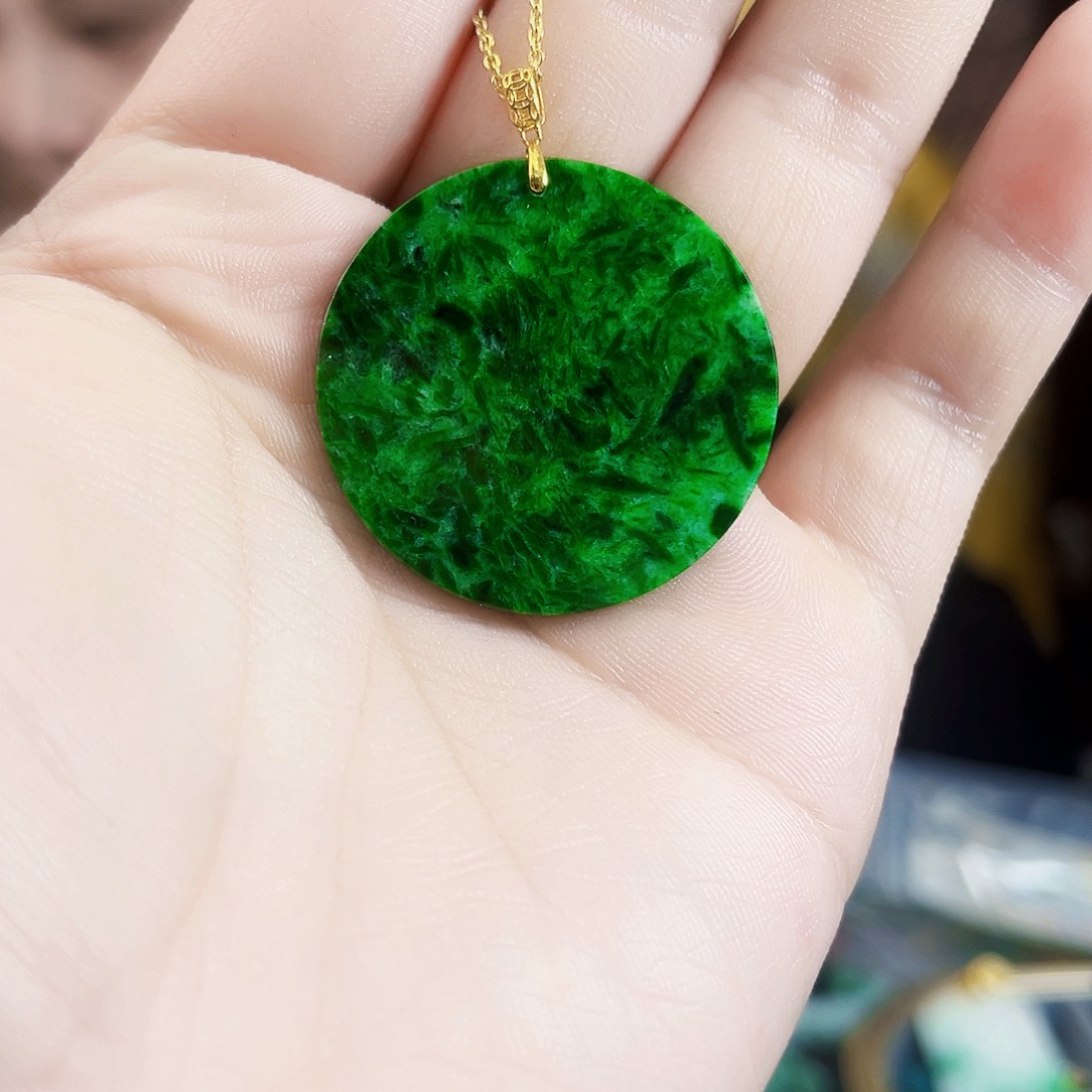 翡翠18K金镶嵌颈饰吊坠