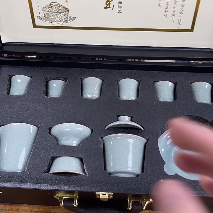 孤品茶具套装等。        