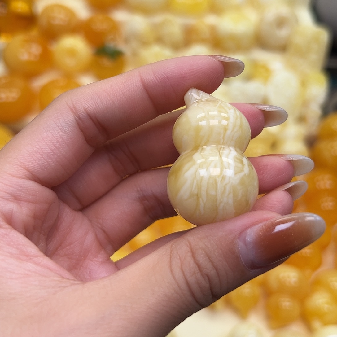 草***子琥珀未镶嵌颈饰蜜蜡