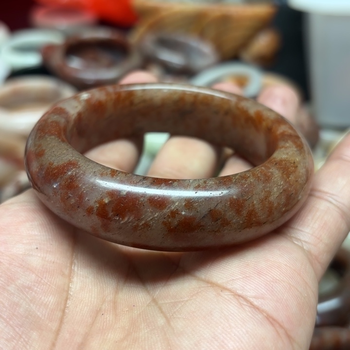 深***红石英岩玉合金颈饰