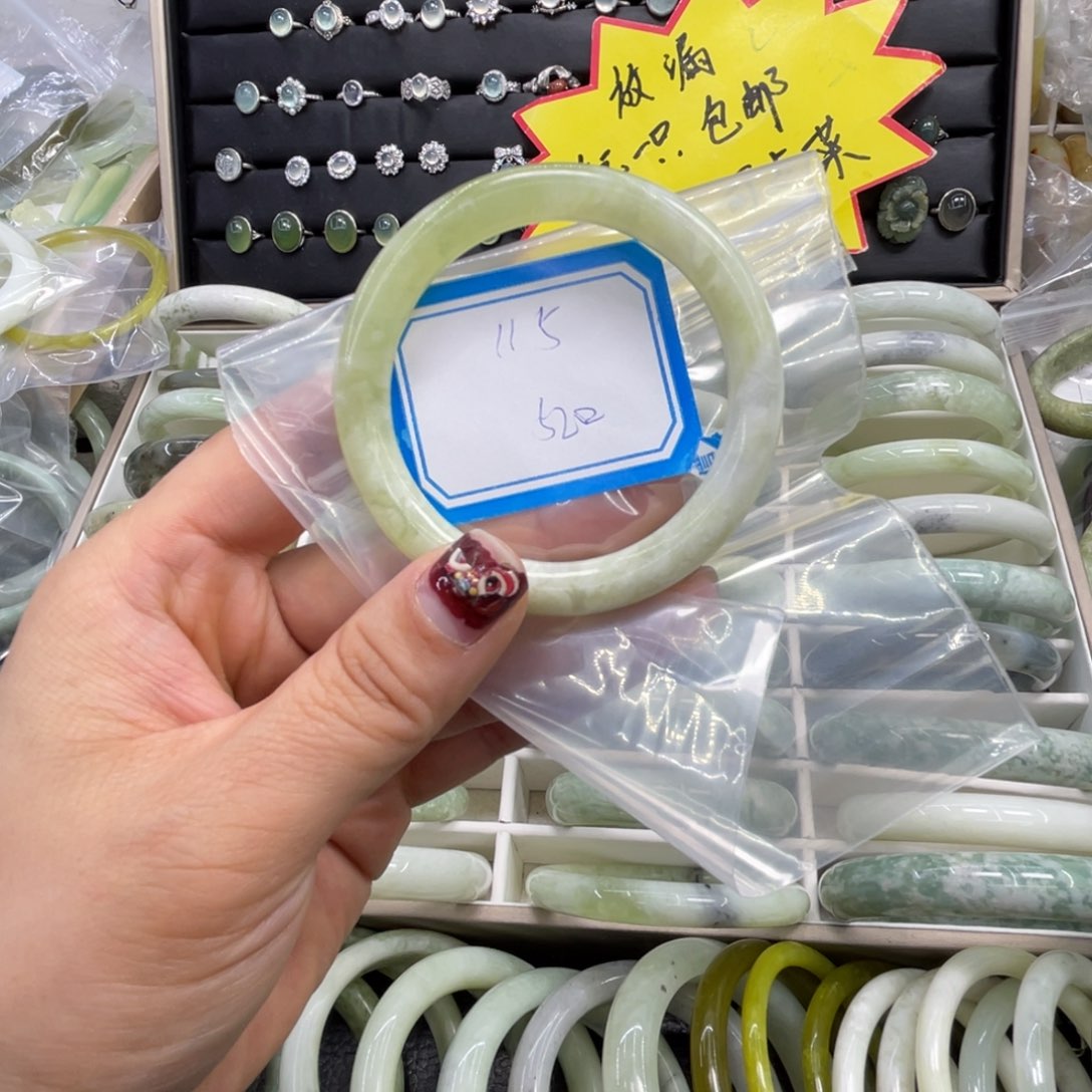 蛇纹石玉手镯未镶嵌