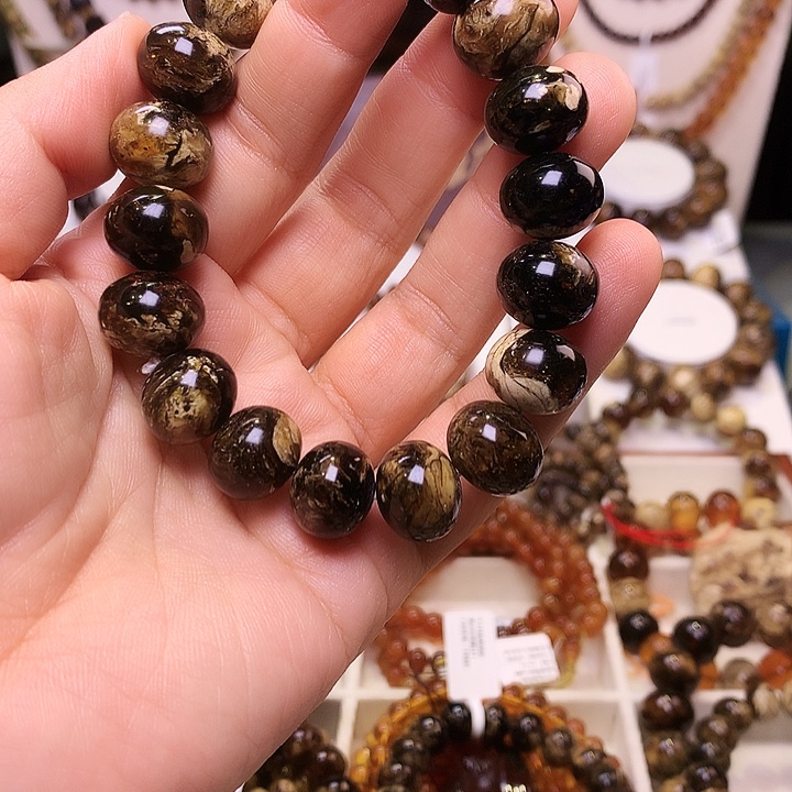 兔***乖琥珀未镶嵌裸石抚顺琥珀14+725