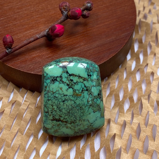 湖北竹山县天然原矿绿松石无事牌高瓷绿色山石纹男款绿松石吊坠