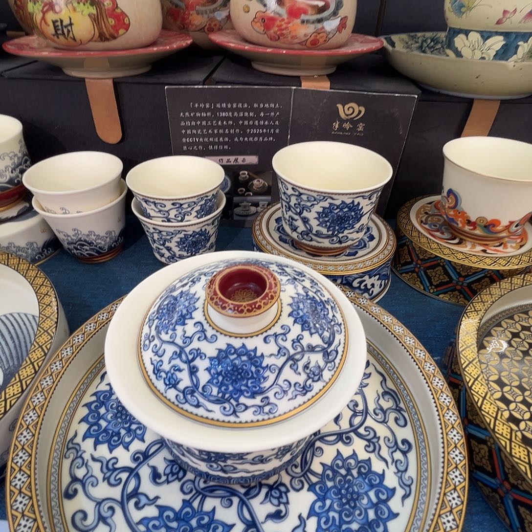 这些盖碗很漂亮！！！