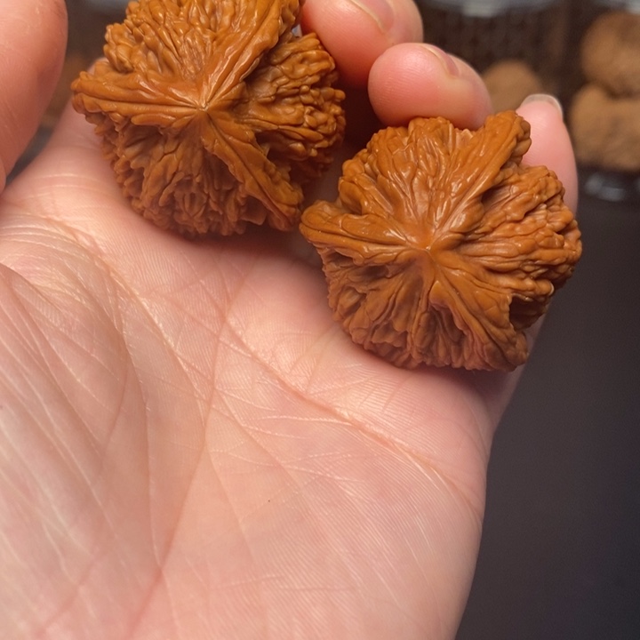 文玩核桃吊坠虎头奔