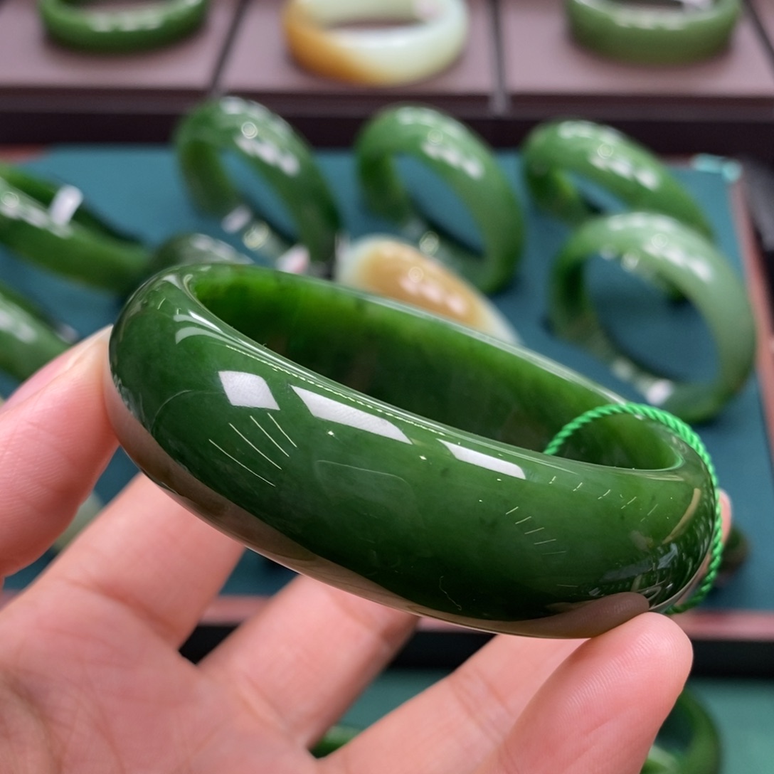 和田玉（碧玉）未镶嵌手镯