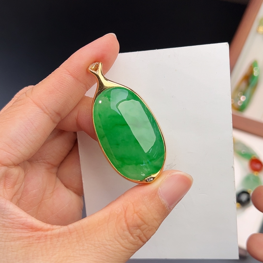 翡翠18K金镶嵌颈饰满色