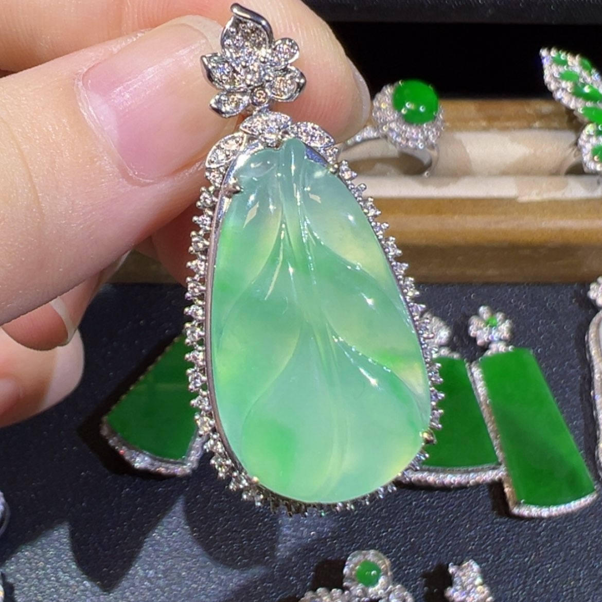 【闪购商品】吊坠(不含链)18K金镶嵌翡翠