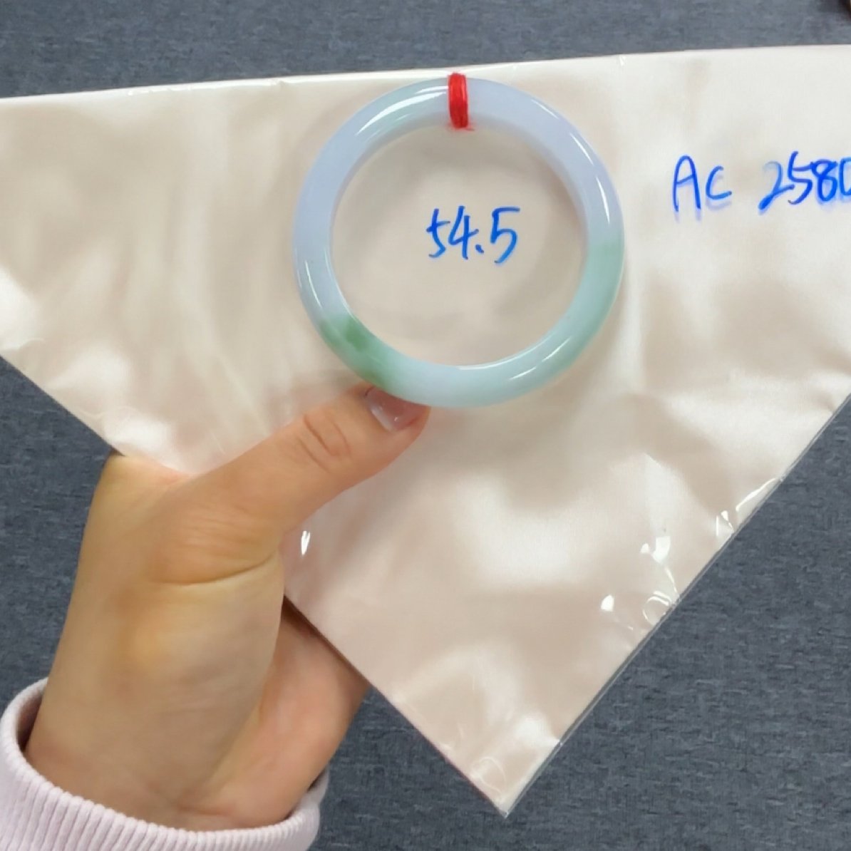 AC（上新）54.5淡春彩微瑕翡翠a货手镯