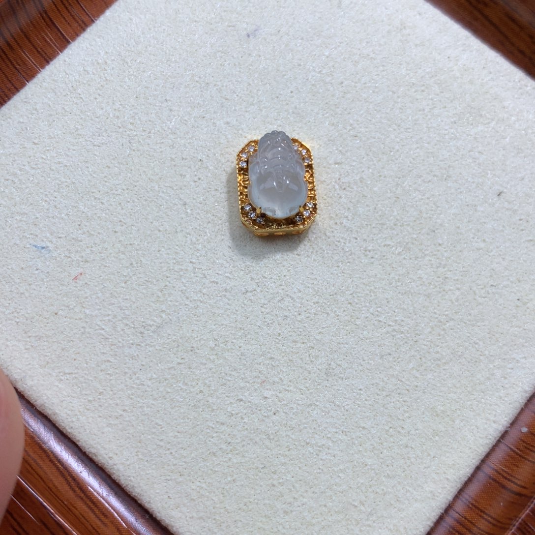 翡翠18K金镶嵌毛衣链貔貅