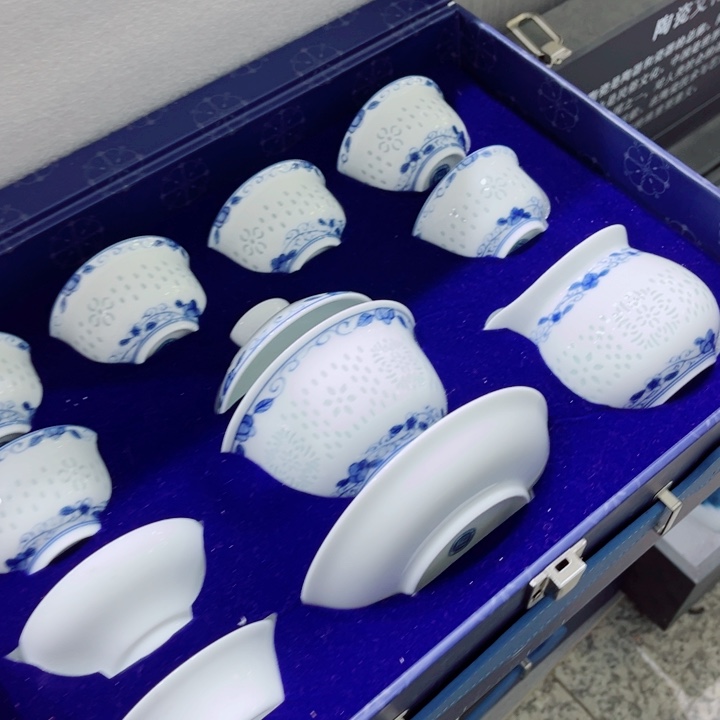 青花玲珑茶具套装。 盖碗