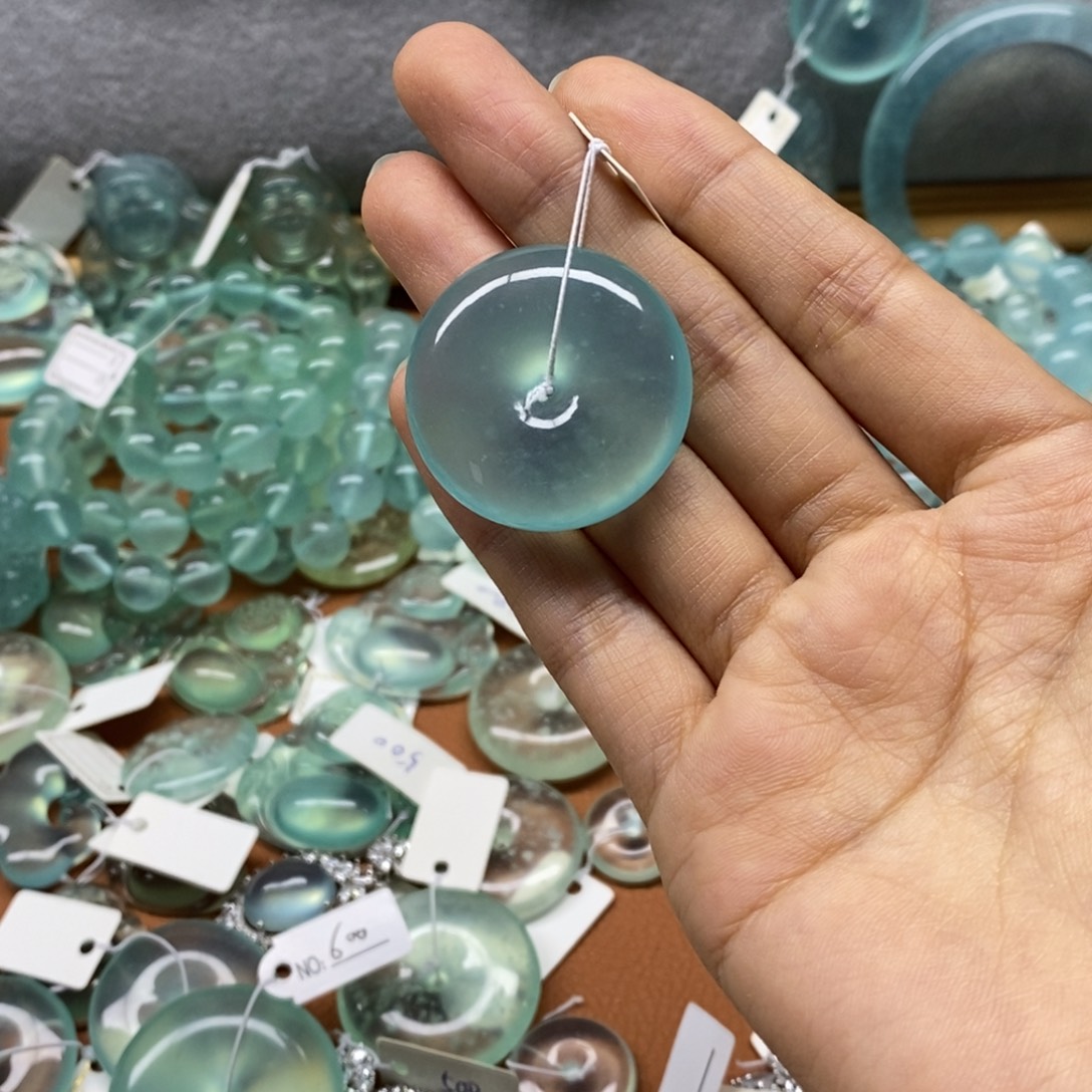 遇***开蛇纹石玉未镶嵌颈饰