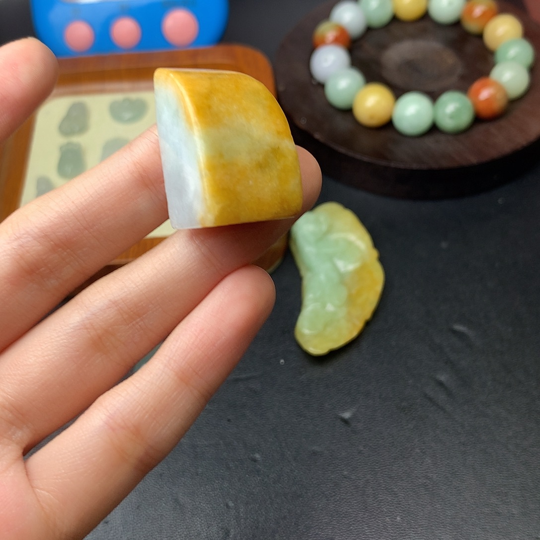 翡翠未镶嵌颈饰翡翠首饰