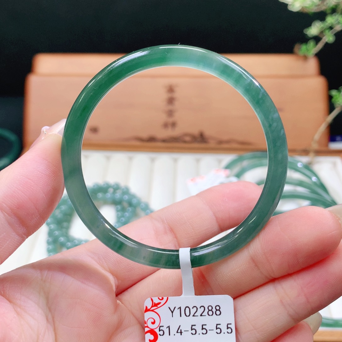 翡翠手镯未镶嵌天然