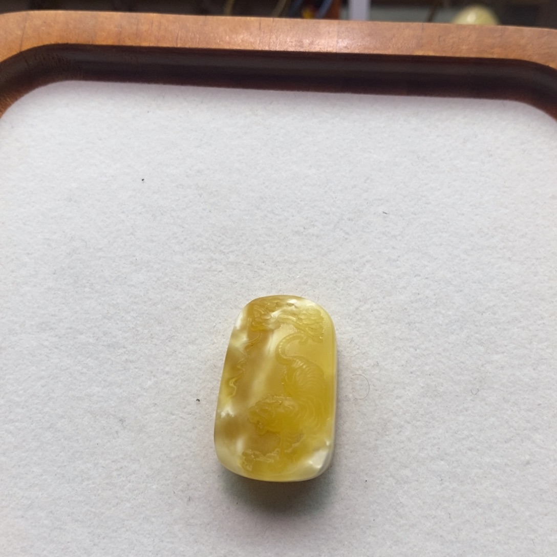 凌****未镶嵌颈饰琥珀下山虎