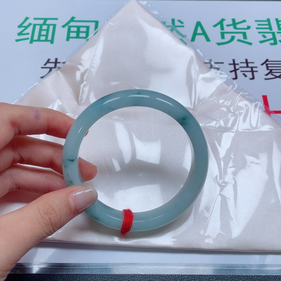 珍***.翡翠未镶嵌手镯飘花