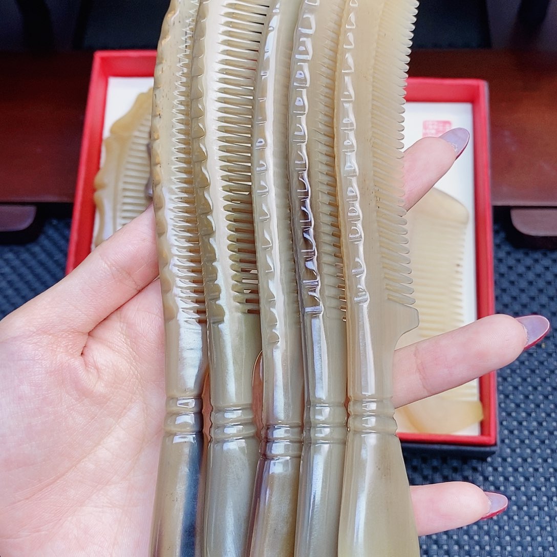 纯手工制作纯牛角梳子