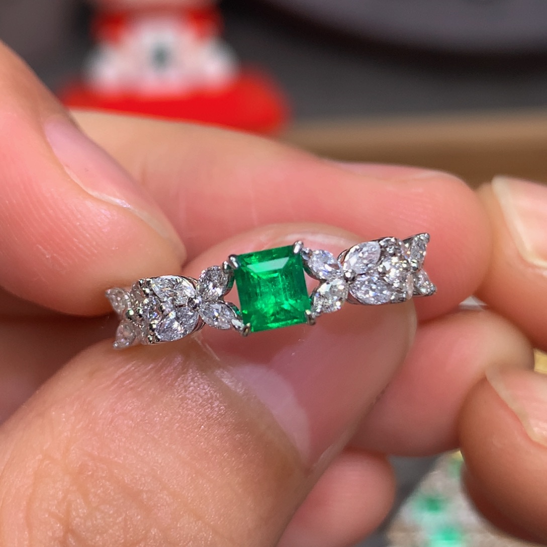 祖母绿戒指18K金镶嵌