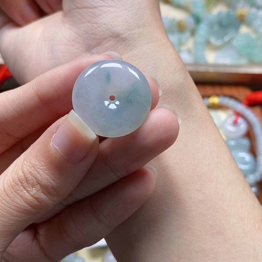 翡翠颈饰未镶嵌闪