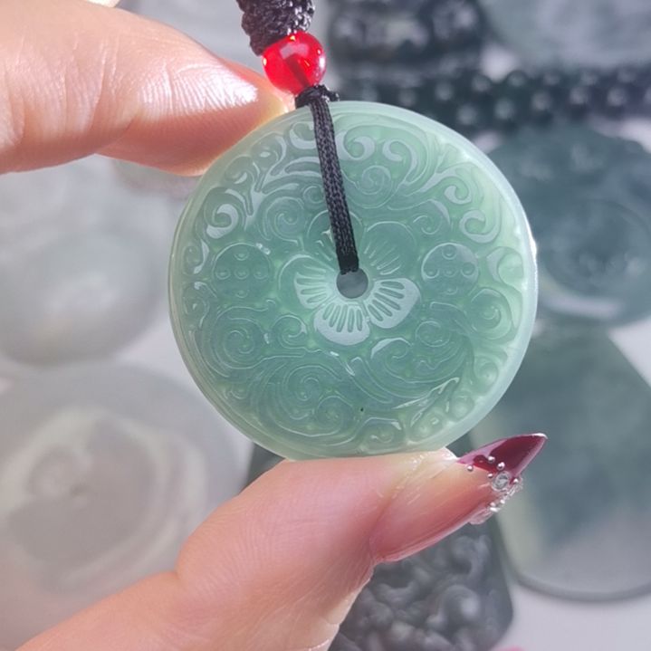 翡翠颈饰未镶嵌天然的A货翡翠多样性发货