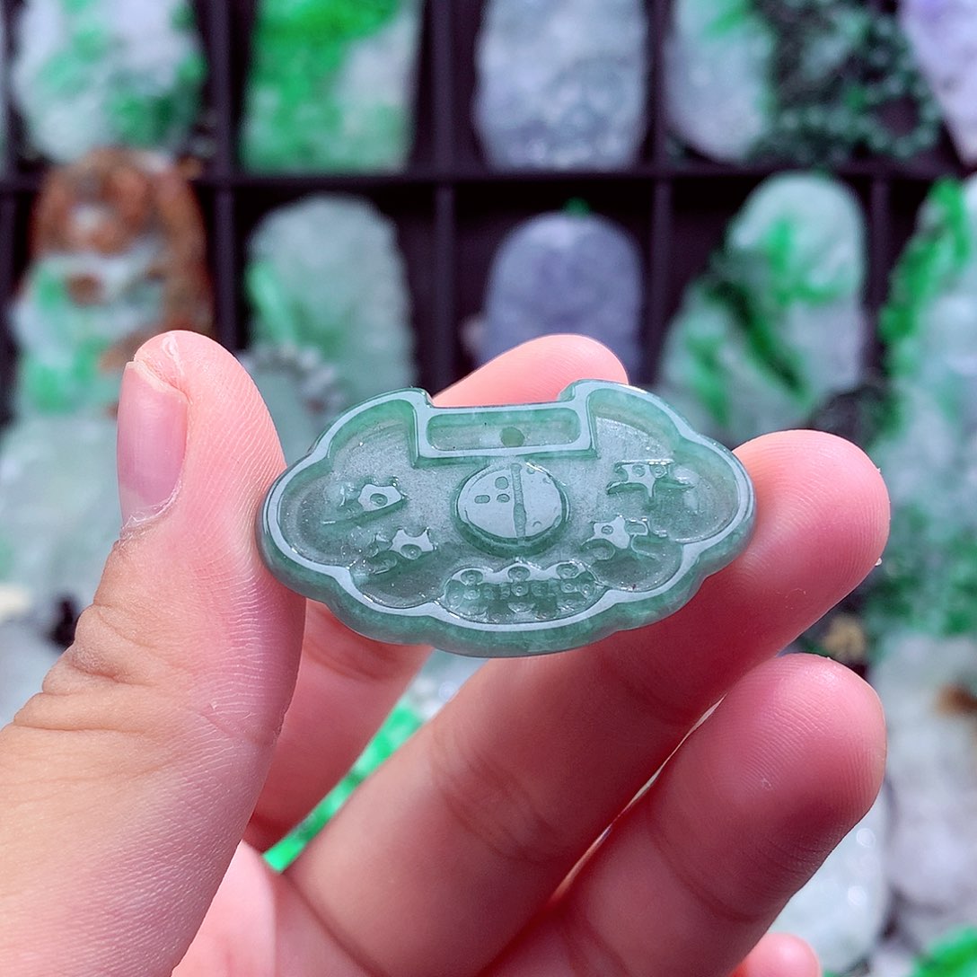 翡翠未镶嵌颈饰挂件