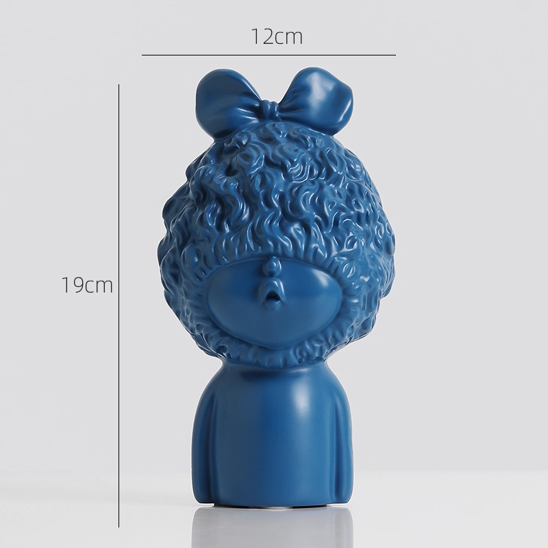 蓝色娃娃桌面摆件