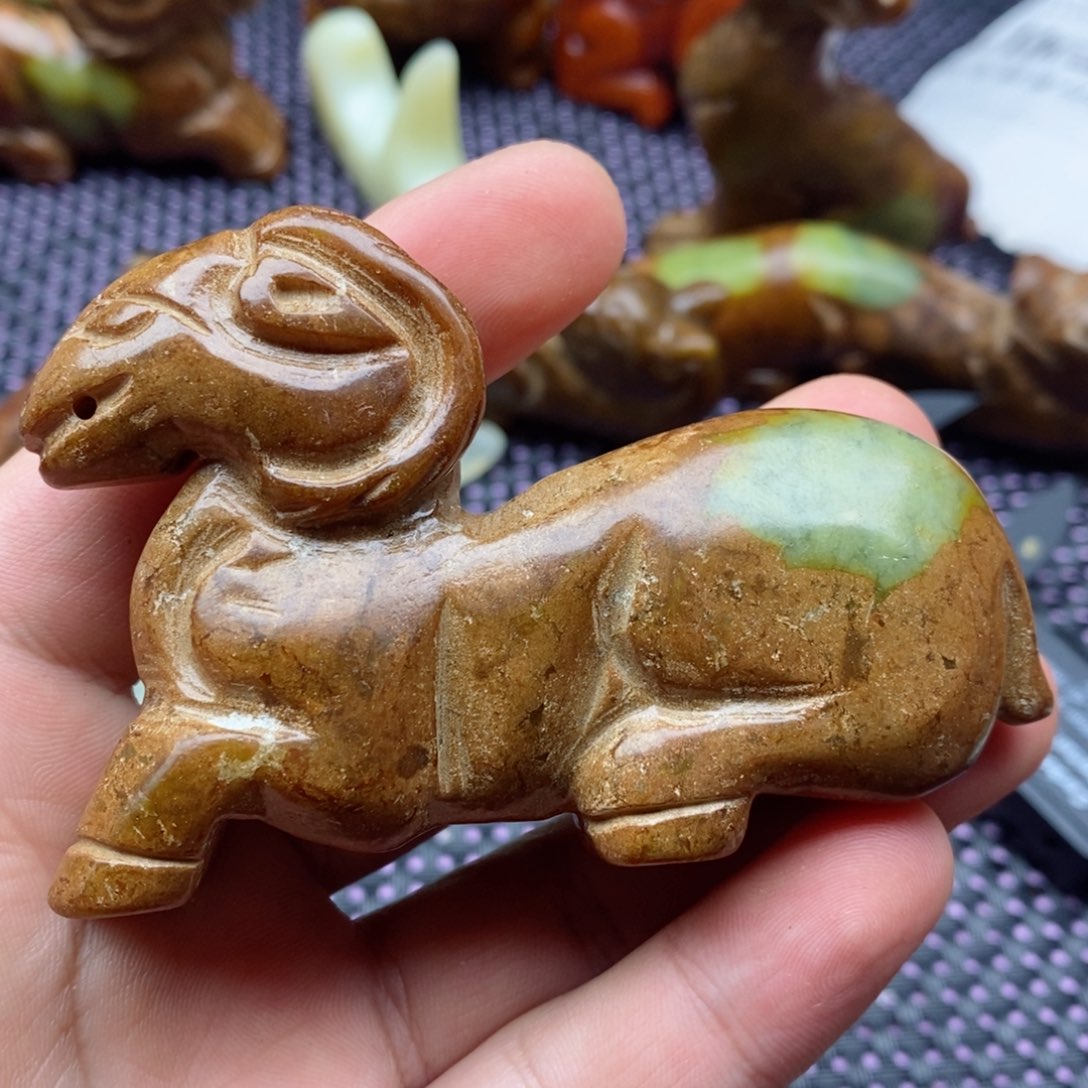 蛇纹石玉颈饰未镶嵌