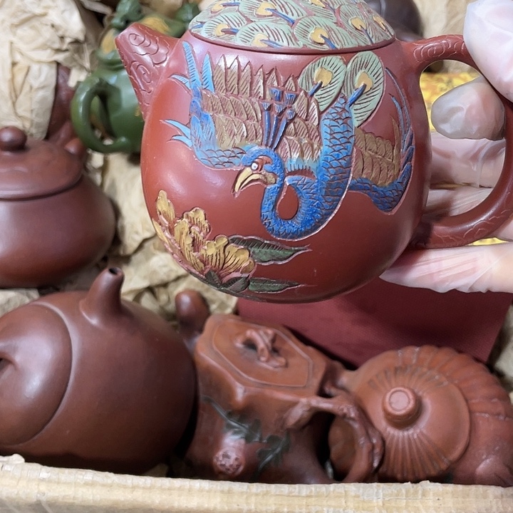 紫砂茶壶原矿泥料，手工制作的一把紫砂壶。