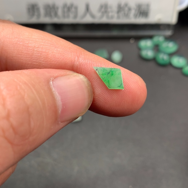 定制翡翠未镶嵌材料定制