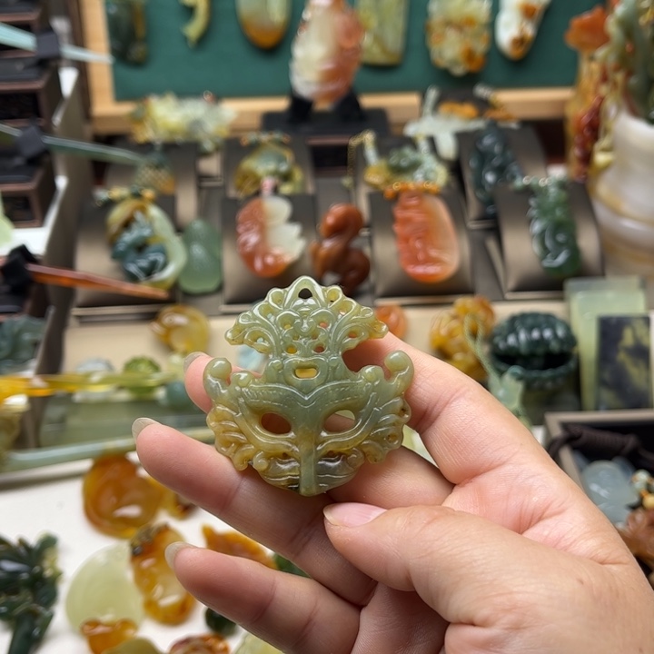 蛇纹石玉未镶嵌颈饰