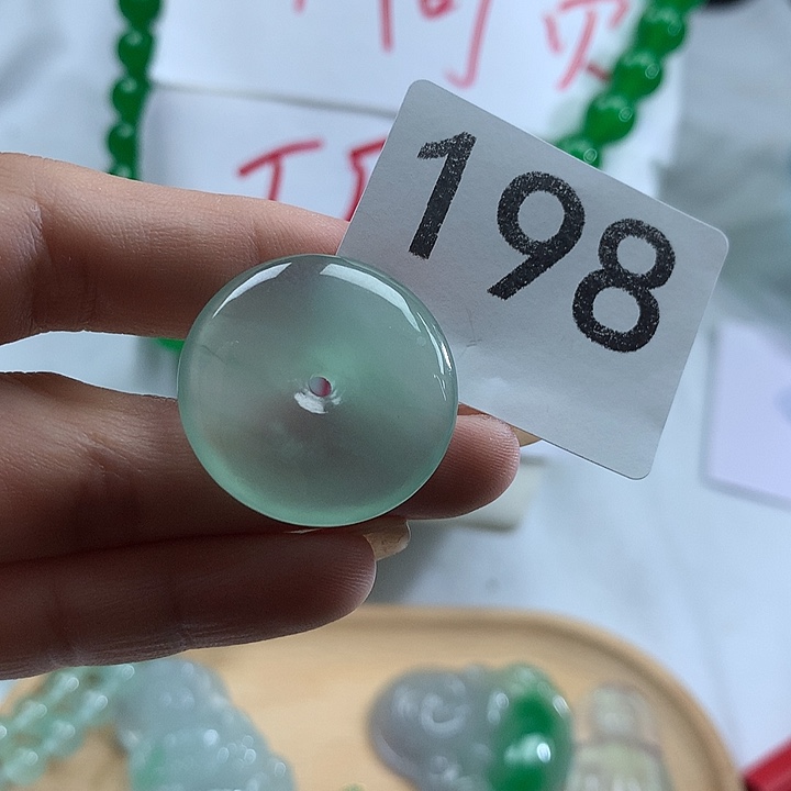 翡翠未镶嵌吊坠(赠链)