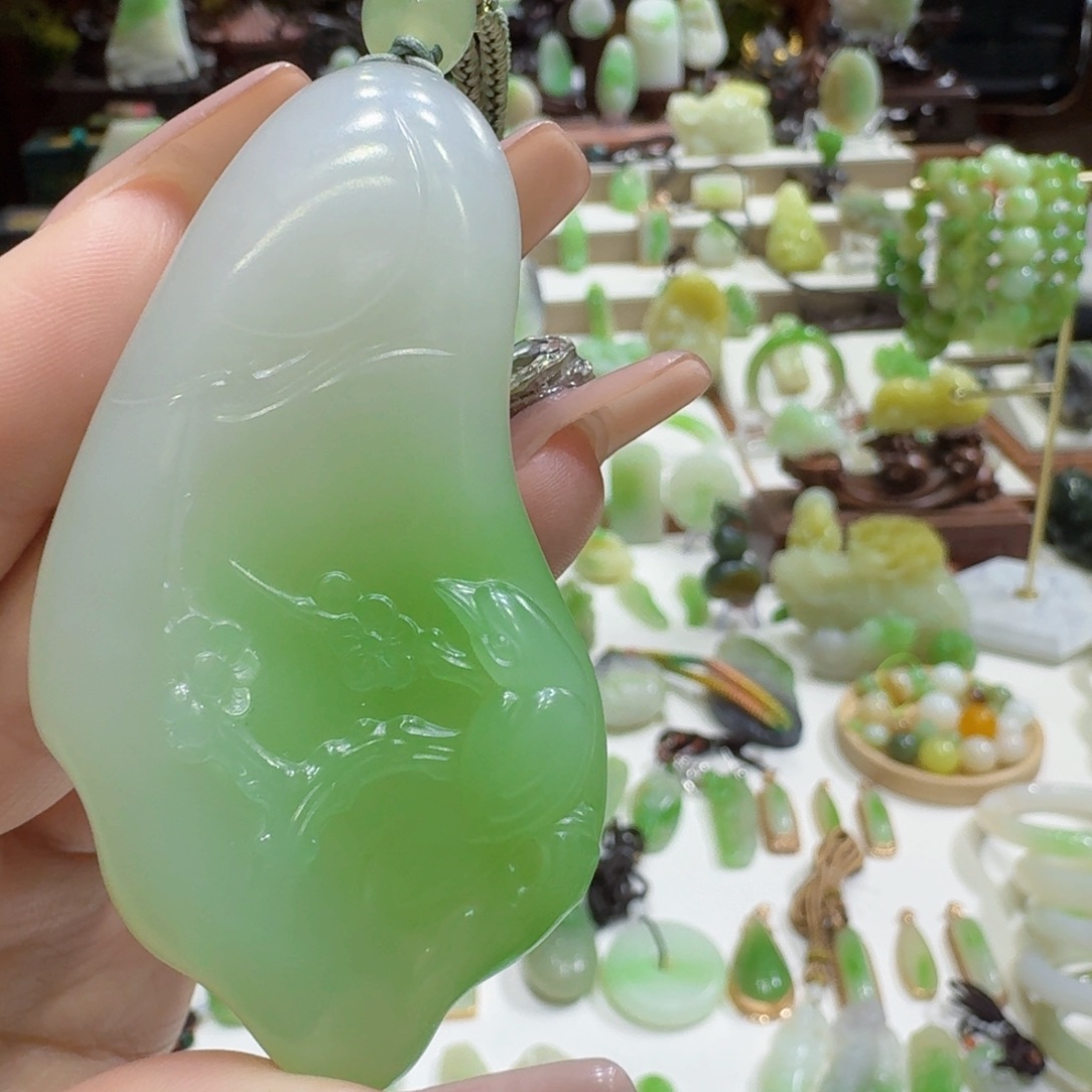 和田玉（翠青玉）未镶嵌颈饰翠青花鸟