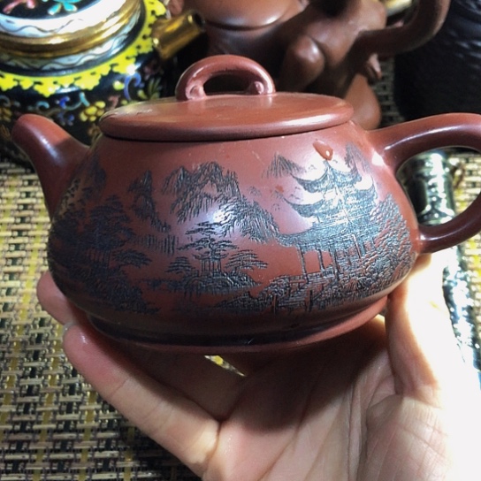 紫砂茶壶原矿泥料手工制作的紫砂壶。