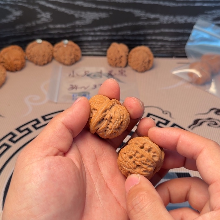 用***在大叶紫檀（黑酸枝木类）