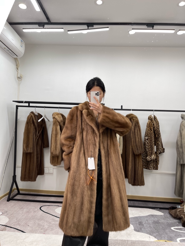 DD52蜜棕色中古进口水貂毛外套。肩44胸围128衣长105袖长61