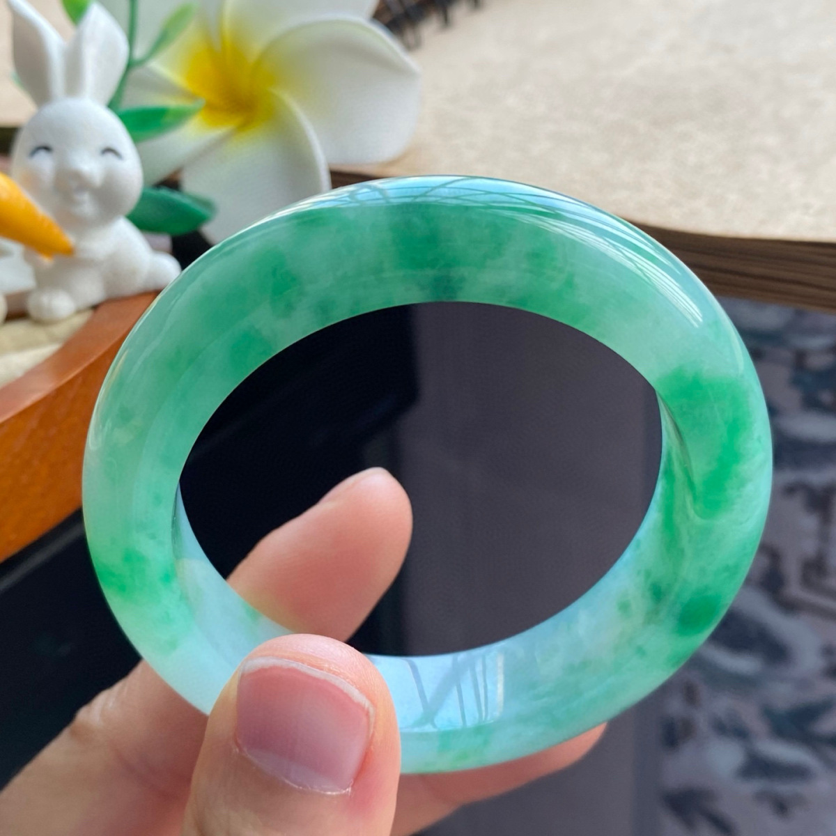 2.25批1073号翡翠手镯50.5-13.3-9.8翠绿飘花镯！颜色超辣艳抢眼