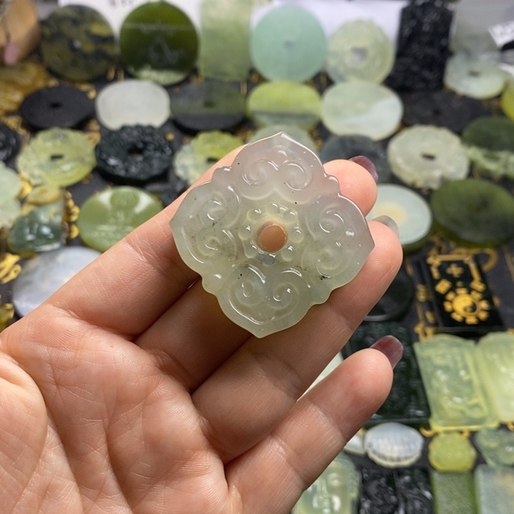 蛇纹石玉颈饰合金