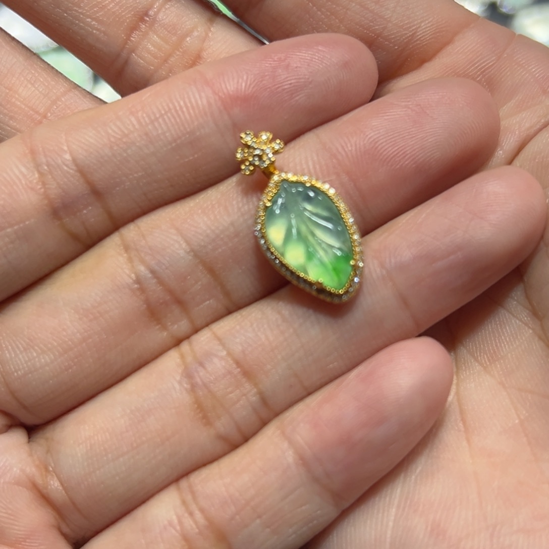 翡翠颈饰18K金镶嵌吊坠