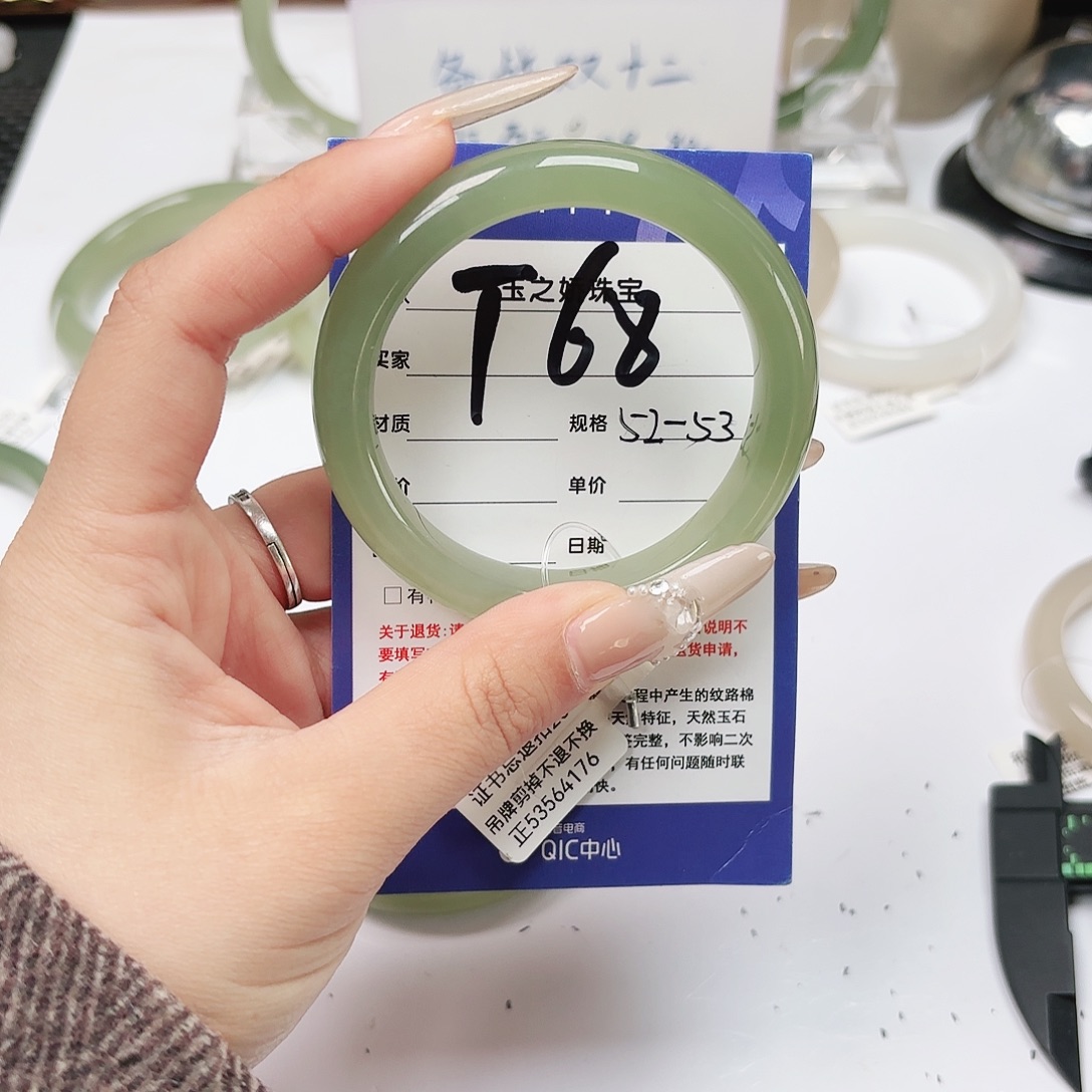 一***秋和田玉未镶嵌手镯