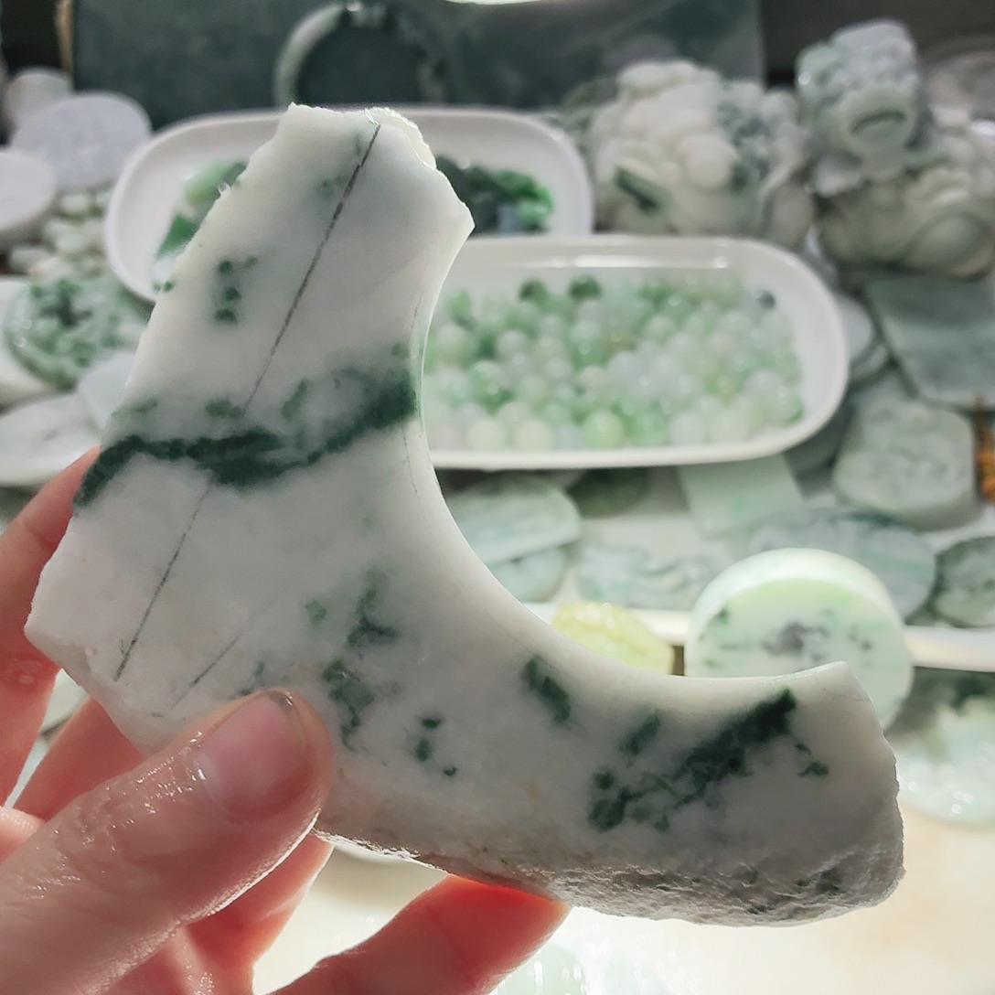 翡翠未镶嵌颈饰边角料