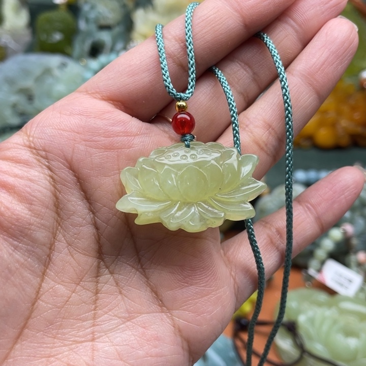 蛇纹石玉吊坠未镶嵌