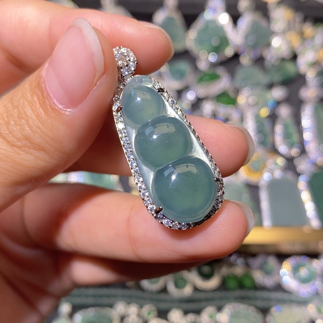 玉***缘翡翠未镶嵌颈饰天然