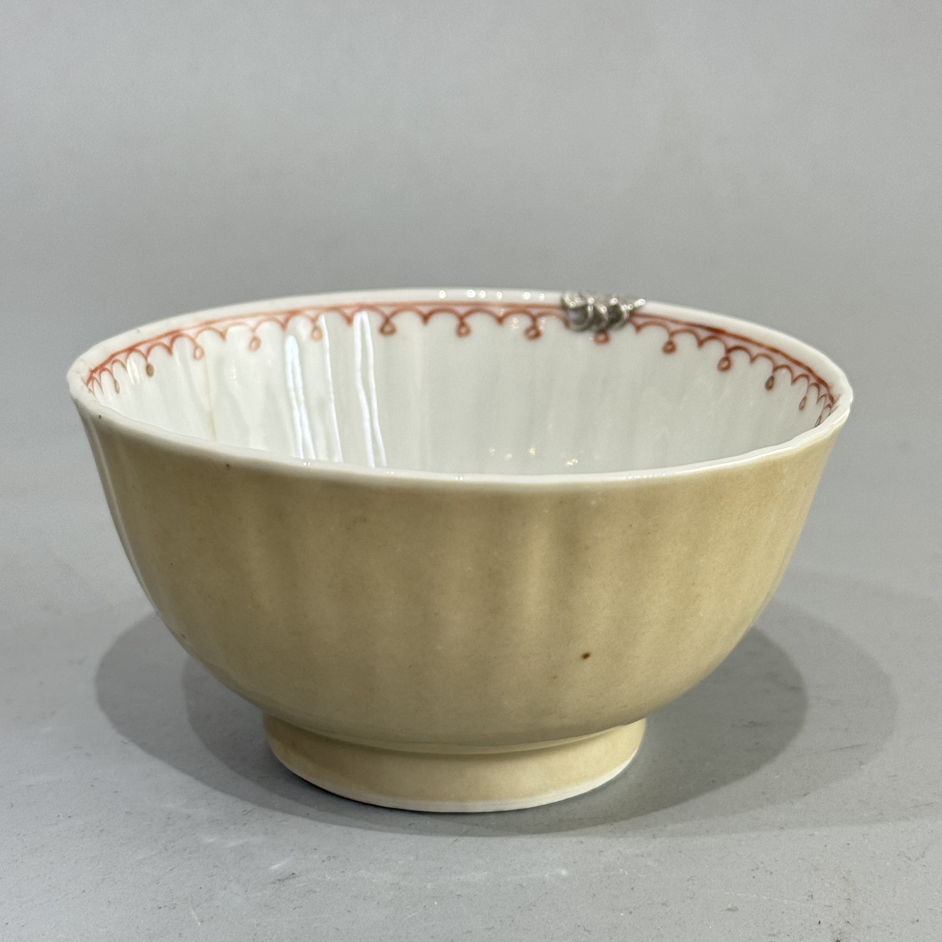 外米黄内青花花卉纹菊瓣杯 锯钉修复 口径8.8