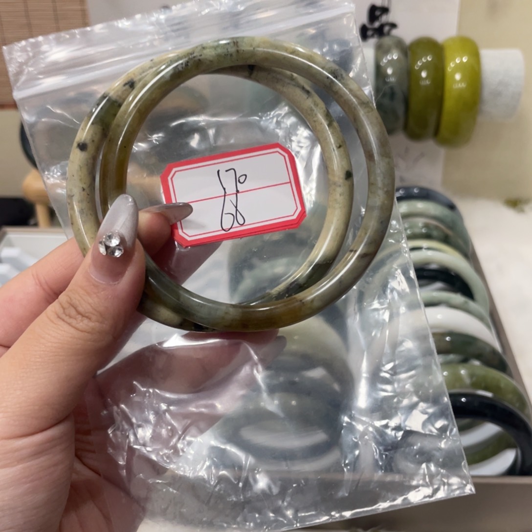 蛇纹石玉手镯未镶嵌