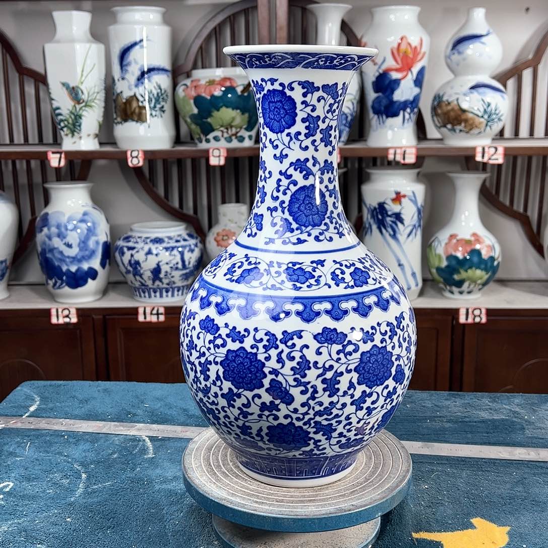 摆件景德镇陶瓷缠枝