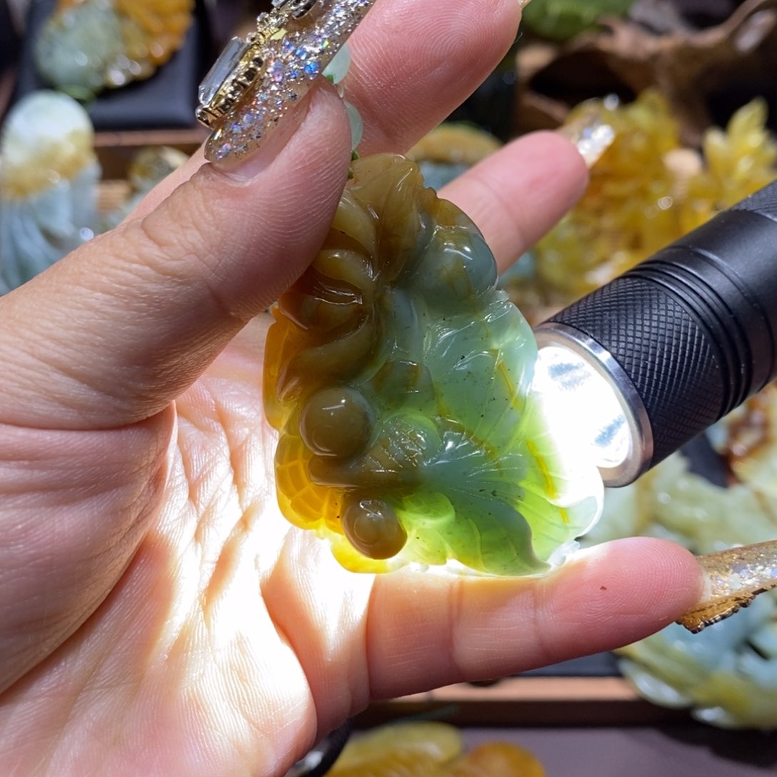 蛇纹石玉颈饰未镶嵌