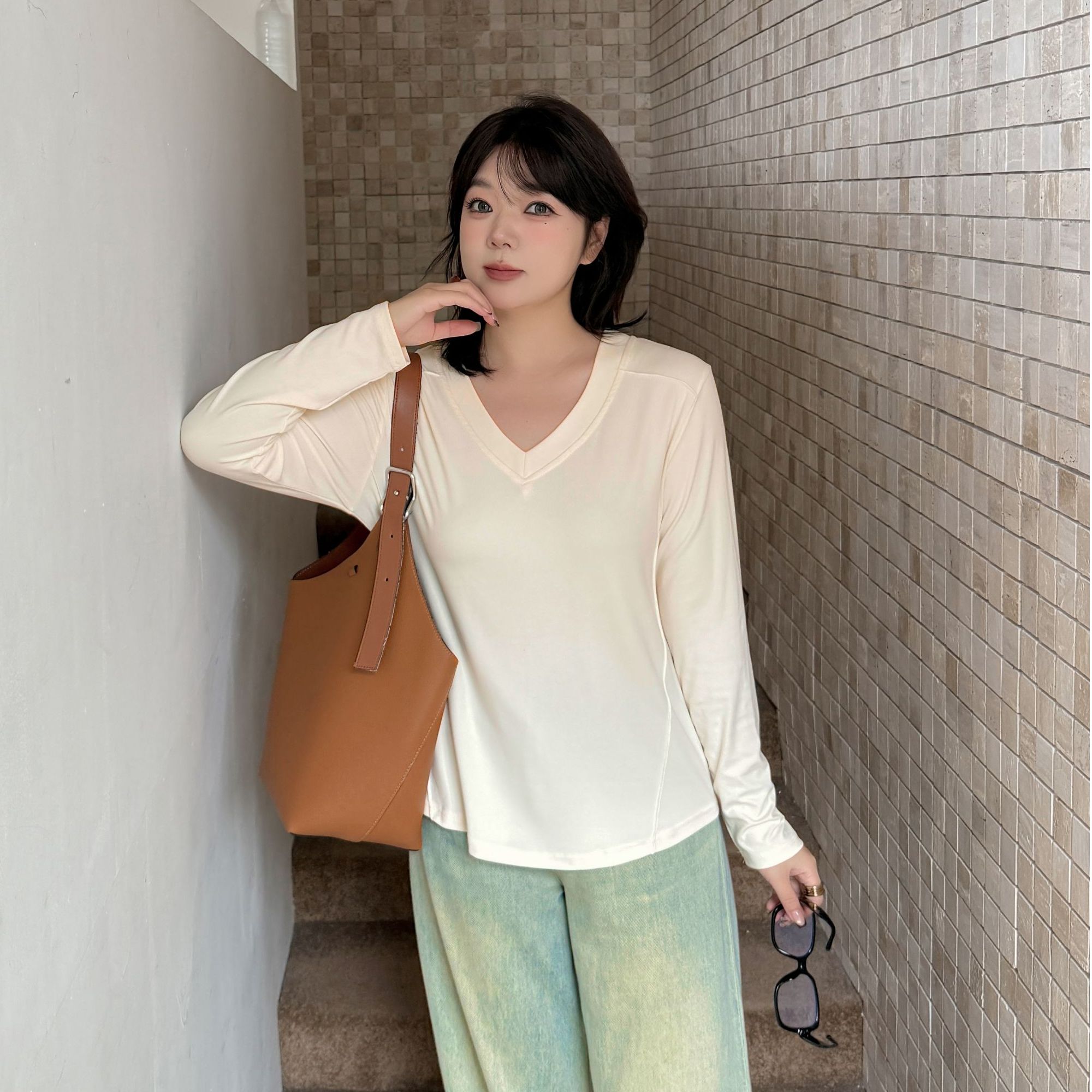 大码V领鱼骨线长袖T恤秋冬简约磨毛内搭打底衫微胖正肩显瘦上衣女