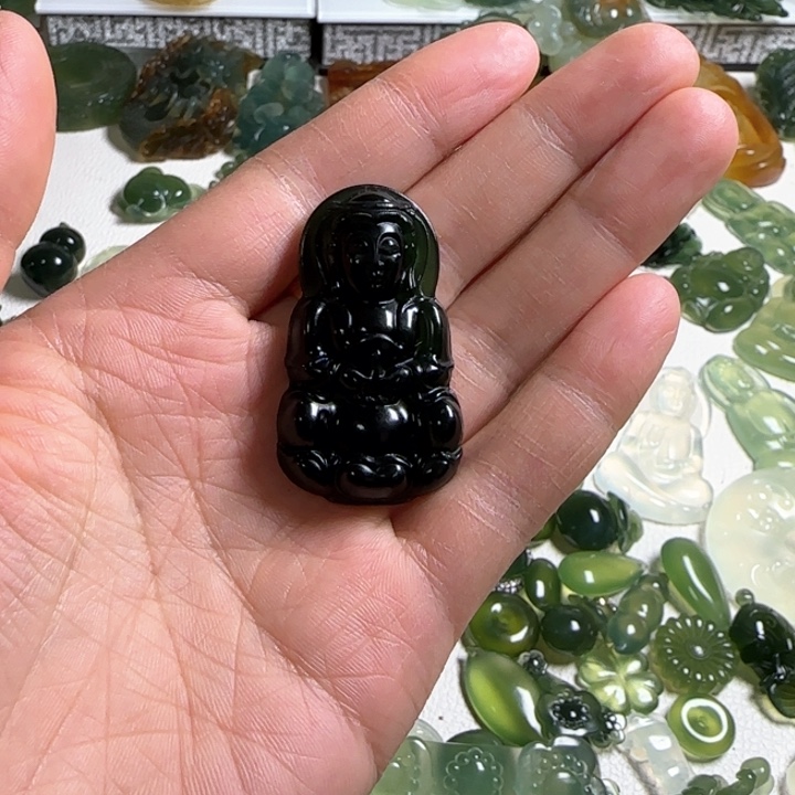 蛇纹石玉未镶嵌颈饰陆*七