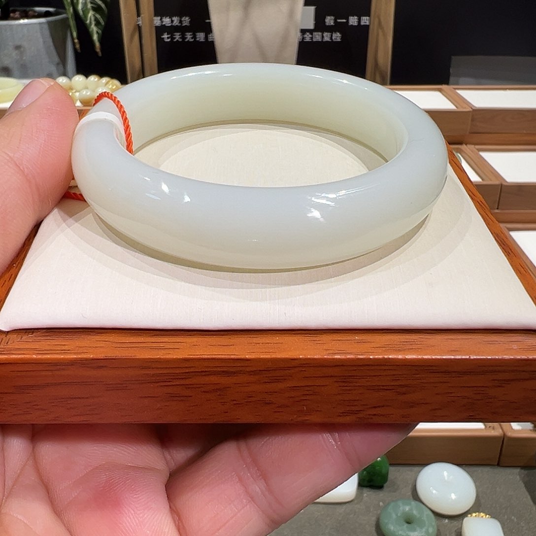 和田玉手镯未镶嵌查**人